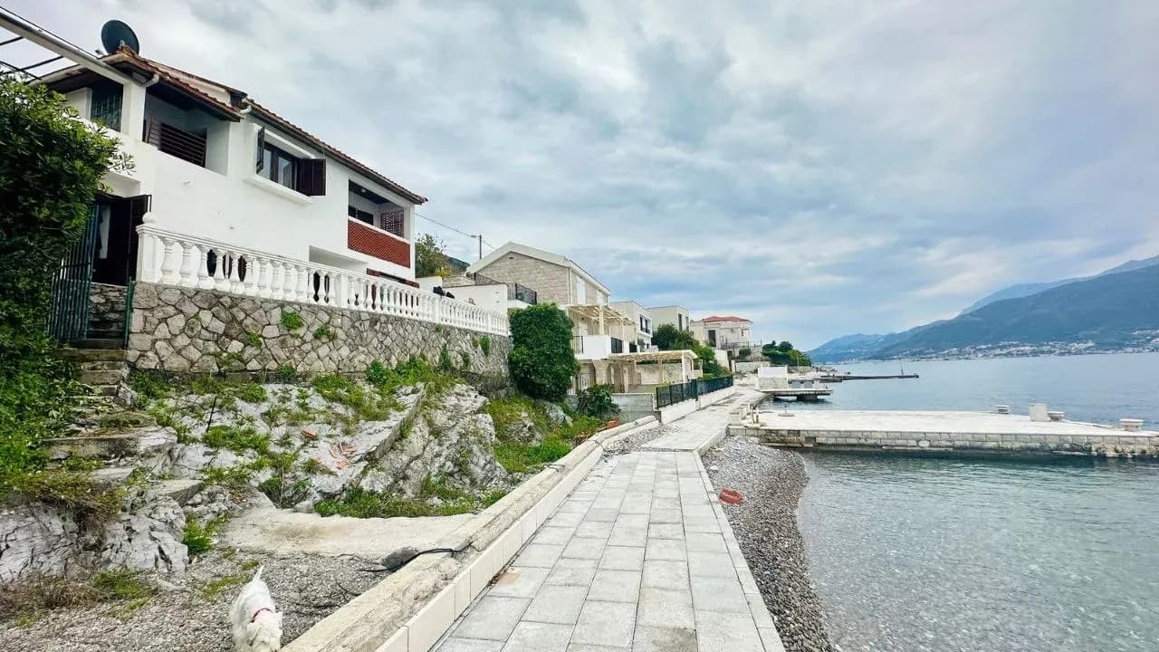 Guest House Bagamoyo, apartment in Luštička 120, 85320 Krašići, Montenegro
