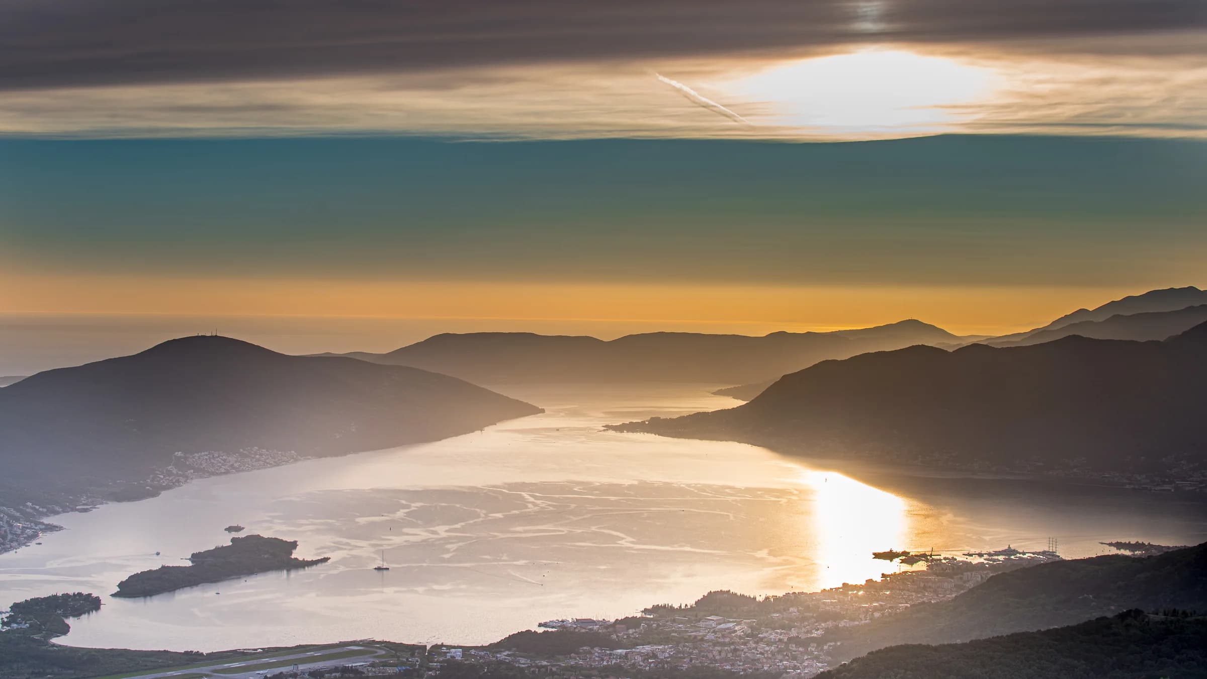 Zlatni zalazak sunca nad Bokokotorskim zalivom