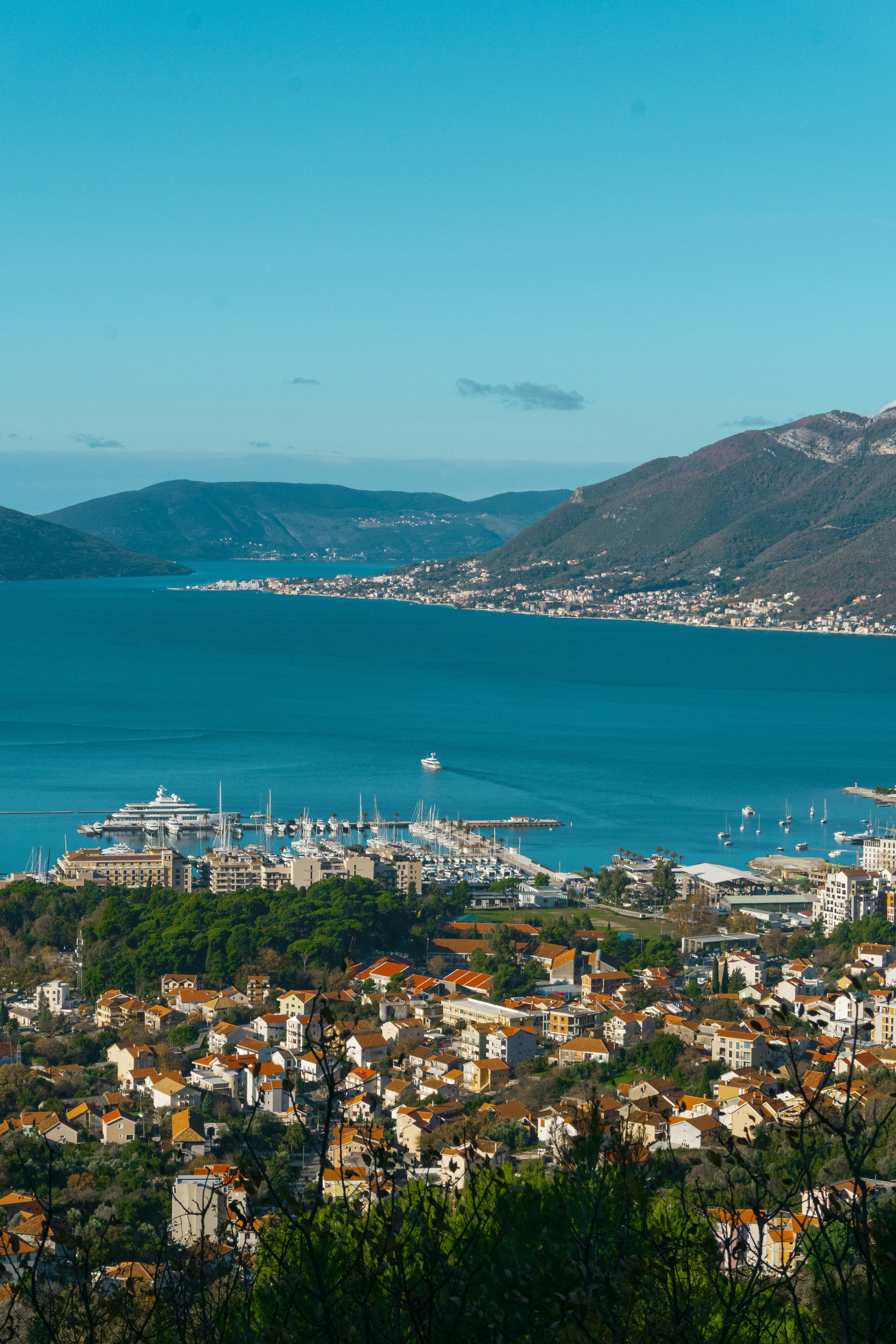 Tivat i Bokokotorski zaliv sa brda iznad grada